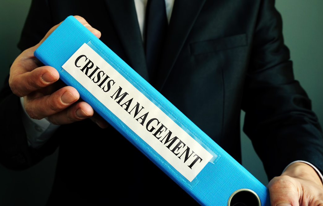 Homme tenant un dossier gestion de crise